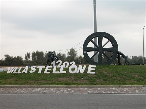 Monumento alla ruota del vecchio molino.